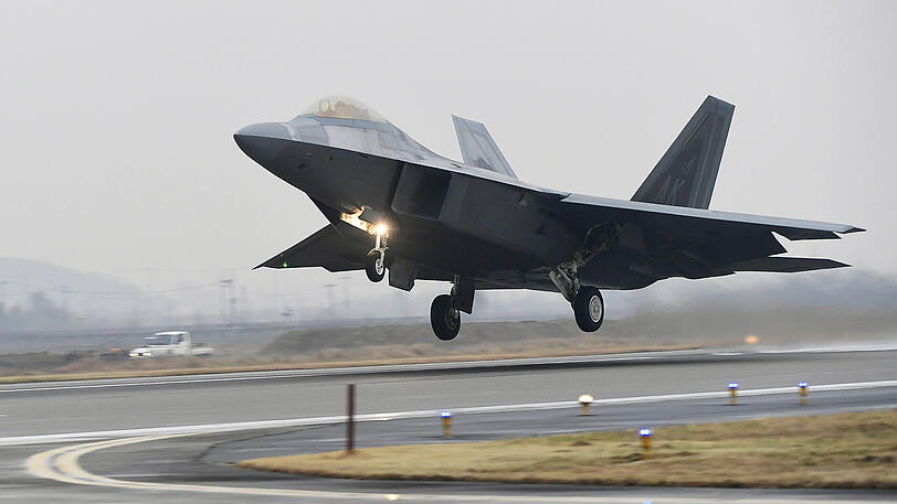 Ein F-22 Raptor der US-Air Force startet in Gwangju (Südkorea) von einer Militärbasis.