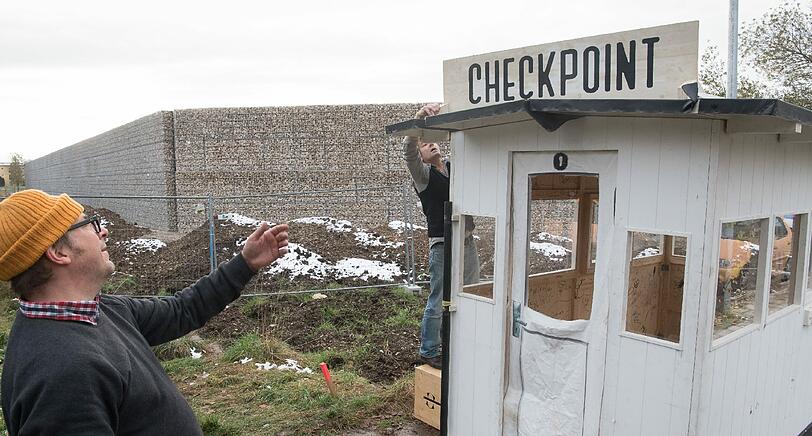 Bilder von der Satireaktion "Checkpoint Ali"