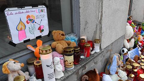 Januar: Kerzen und Plüschtiere vor dem Eingang des Hauses, in dem die Sechsjährige ums Leben kam.