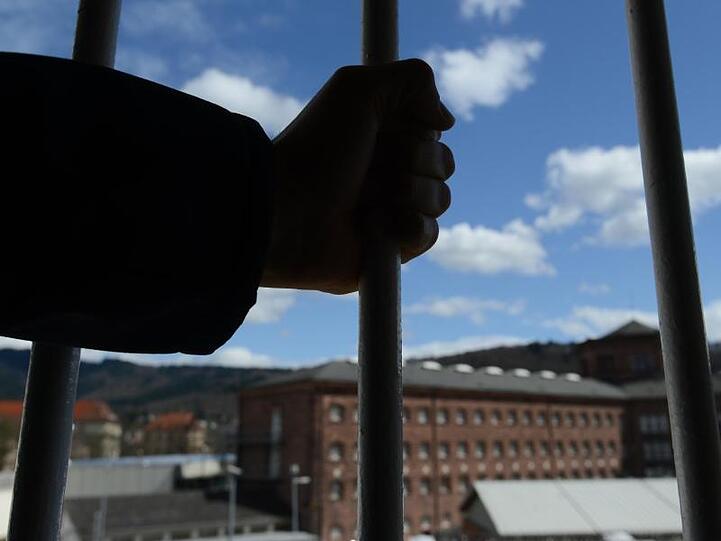 Knapp zwei Wochen nach einer Prügelattacke in Amberg sitzen die vier Verdächtigen noch in Untersuchungshaft. Foto: Patrick Seeger/Archiv