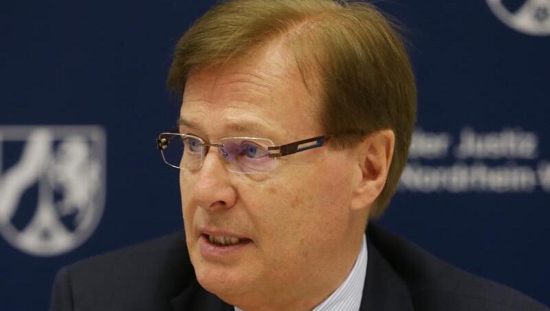 Dieses Archivbild zeigt Nordrhein-Westfalens Justizminister Peter Biesenbach (CDU) auf einer Pressekonferenz. Dieses Archivbild zeigt Nordrhein-Westfalens Justizminister Peter Biesenbach (CDU) auf einer Pressekonferenz.