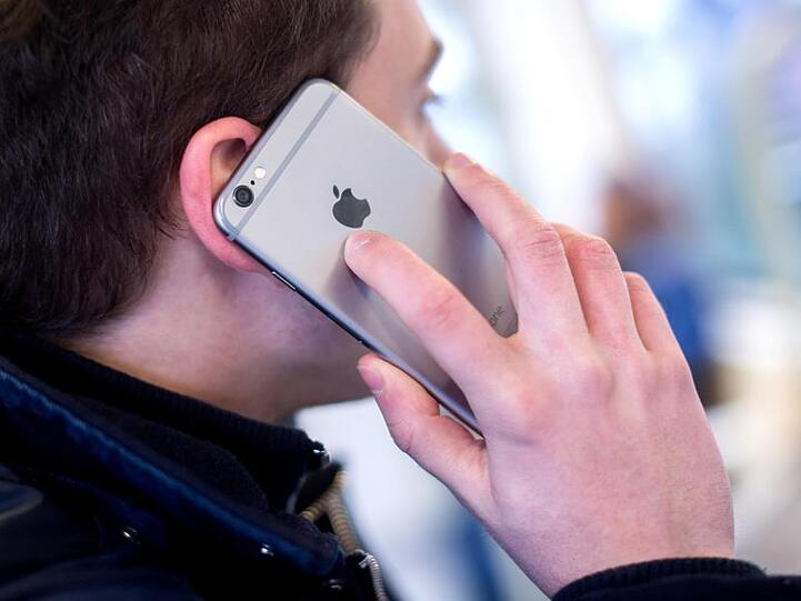 Während derzeit nur bestimmte Messenger-Apps mit sogenannter Ende-zu-Ende-Verschlüsselung abhörsicher sind, soll das bei Gesprächen im 5G-Netz generell der Fall sein.