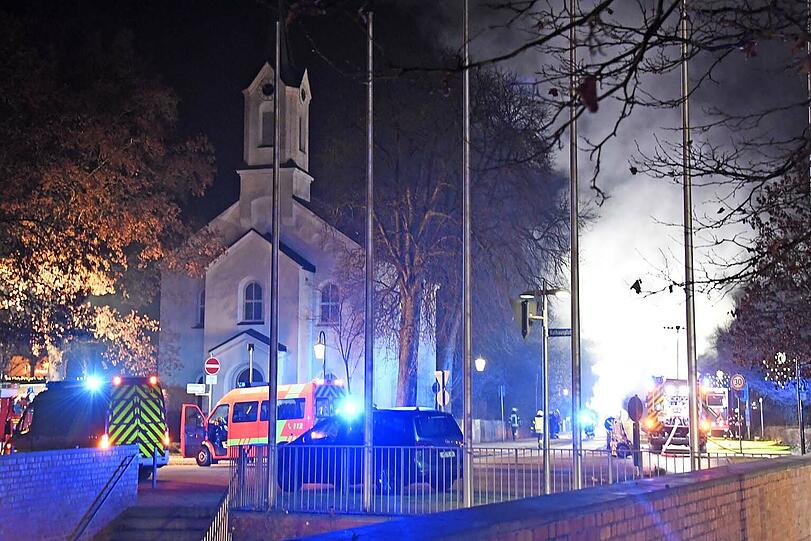 Die Feuerwehr bei den Löscharbeiten in der Emeranstraße auf Höhe der Emmauskirche.