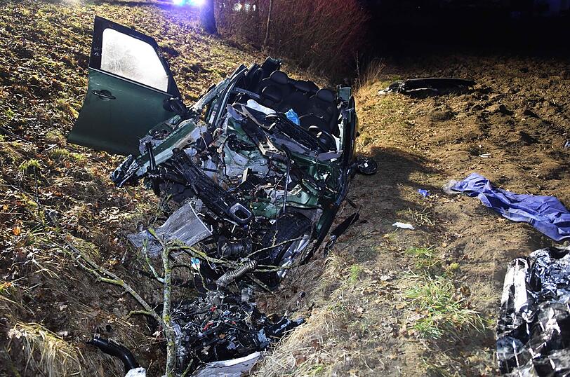 Das Auto landet an einer schwer einsehbaren Stelle im Graben, die von der Straße kaum zu sehen ist. Die Autofahrerin kann sich nicht mehr selbst befreien und liegt die Nacht über in der Kälte.