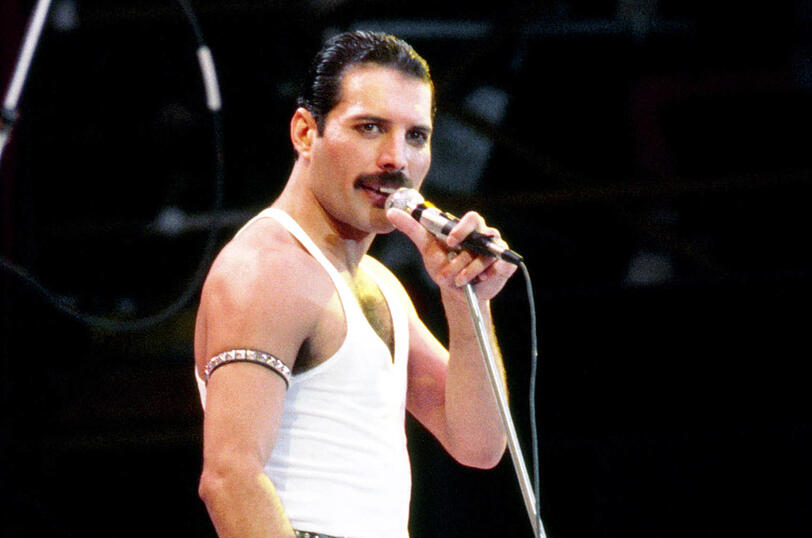 Rockstar Freddie Mercury bei einem Konzert am 13. Juli 1985 beim Live Aid Concert in London. Von 1979 bis 1985 lebte der Queen-Frontmann in München.