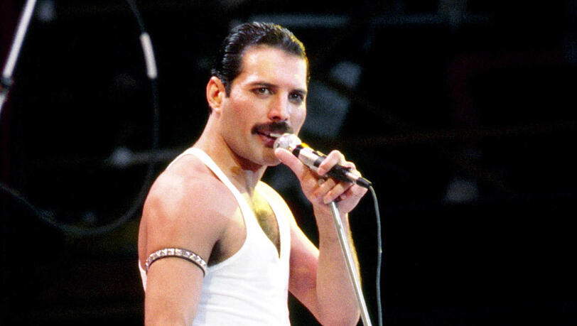 Rockstar Freddie Mercury bei einem Konzert am 13. Juli 1985 beim Live Aid Concert in London.