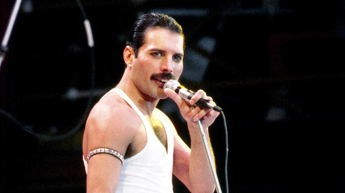 Rockstar Freddie Mercury bei einem Konzert am 13. Juli 1985 beim Live Aid Concert in London. Von 1979 bis 1985 lebte der Queen-Frontmann in München.