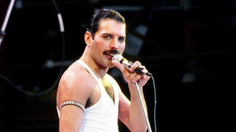 Rockstar Freddie Mercury bei einem Konzert am 13. Juli 1985 beim Live Aid Concert in London.