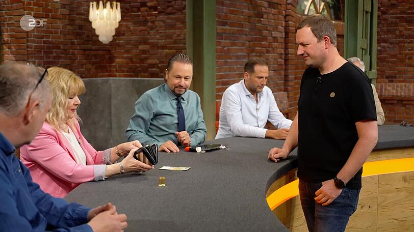 Elke Velten bezahlte am Ende 250 Euro für das Spielzeug. Elke Velten bezahlte am Ende 250 Euro für das Spielzeug.