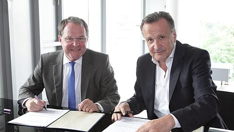 Nikolaus Bachler (r.) und Kunstminister Wolfgang Heubisch (FDP) unterzeichnen am 19.07.2012 in München den Vertrag zur Verlängerung der Amtszeit Bachlers als Intendant der Bayerischen Staatsoper. 