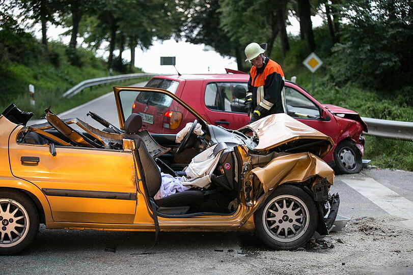 Schwerer Unfall an einer Kreuzung bei Trostberg. Die Bilder vom Feuerwehreinsatz.