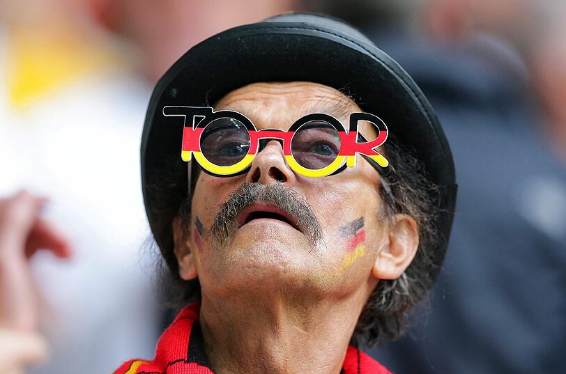 Die deutschen Fans feiern die Mannschaft in Lille. Hier gibt's die besten Bilder.