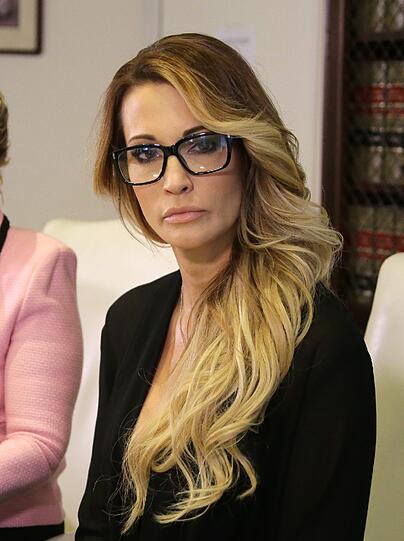 Neue Sex-Vorwürfe gegen Donald Trump: Auf einer Pressekonferenz beschuldigte die Porno-Darstellerin Jessica Drake (r.) den Immobilienmogul der sexuellen Belästigung.