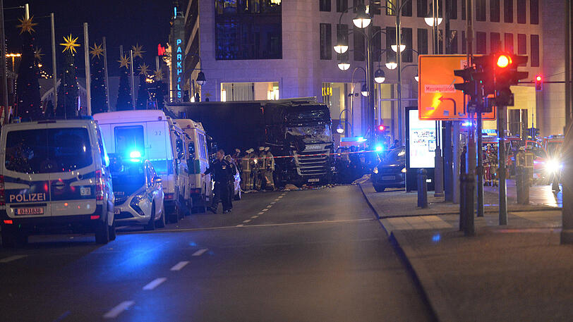 In Berlin ist ein Lkw vorsätzlich in einen Weihnachtsmarkt gefahren worden. Die Polizei hat einen Verdächtigen festgenommen.