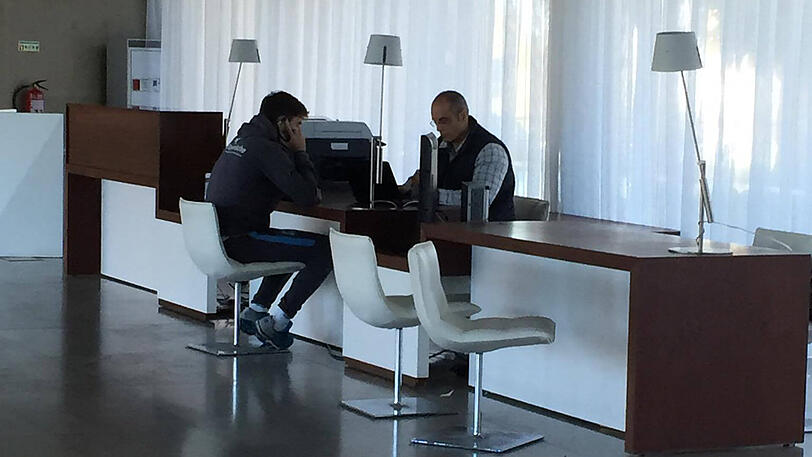 Milos Degenek (l.) mit Geschäftsführer Anthony Power im Trainingslager. Die Löwen folgten seinem Wechselwunsch, Degenek wechselt nach Japan.
