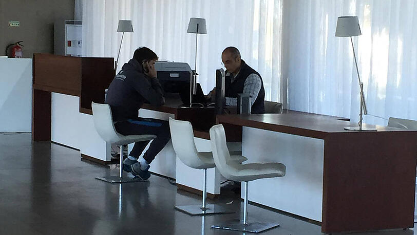 Milos Degenek (l.) mit Geschäftsführer Anthony Power im Trainingslager. Die Löwen folgten seinem Wechselwunsch, Degenek wechselt nach Japan. Milos Degenek (l.) mit Geschäftsführer Anthony Power im Trainingslager. Die Löwen folgten seinem Wechselwunsch, Degenek wechselt nach Japan.