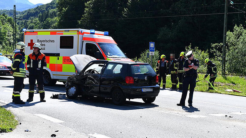 Beide Fahrzeuge sind komplett zerstört, ein Wagen fing nach dem Zusammenstoß sogar Feuer. Die Bilder aus Siegsdorf.