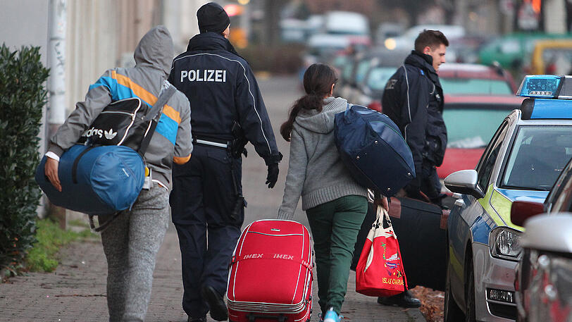 Trotz der angespannten Sicherheitslage in Afghanistan will die Bundesregierung weiter abgelehnte Asylbewerber in das Land zurückschicken.