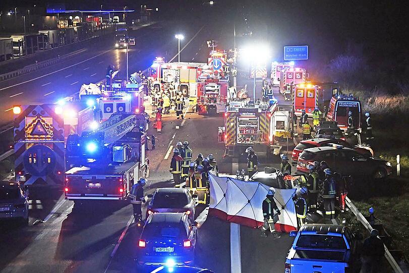 Tödlicher Unfall auf der A8: Auf der Überholspur sind auf Höhe Föching zwei Autos kollidiert.