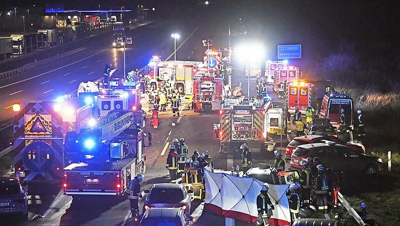 Tödlicher Unfall auf der A8: Auf der Überholspur sind auf Höhe Föching zwei Autos kollidiert. Tödlicher Unfall auf der A8: Auf der Überholspur sind auf Höhe Föching zwei Autos kollidiert.