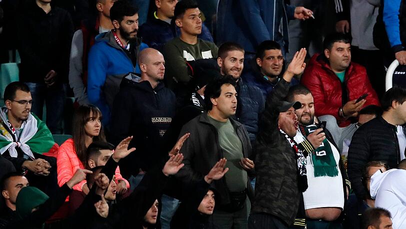 Teile der bulgarischen Fans zeigten bei der Partie gegen England den Hitlergruß. Teile der bulgarischen Fans zeigten bei der Partie gegen England den Hitlergruß.
