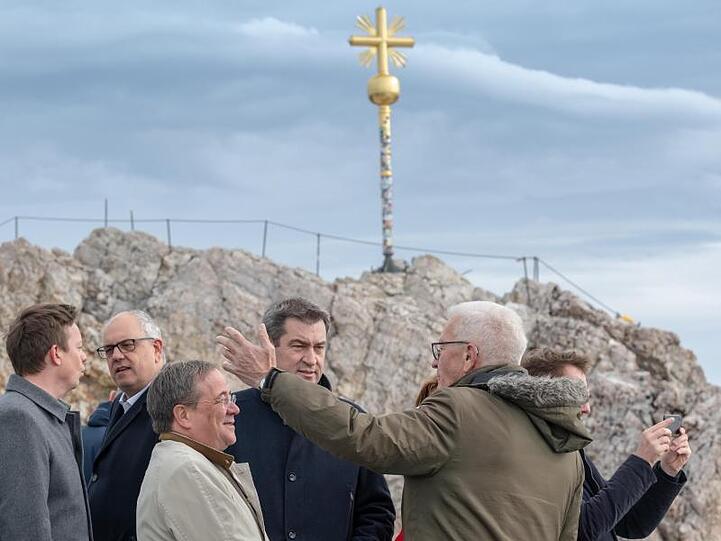 Während der Föderalismus-Konferenz der Ministerpräsidenten besuchen diese den höchsten Berg Deutschlands - die Zugspitze.