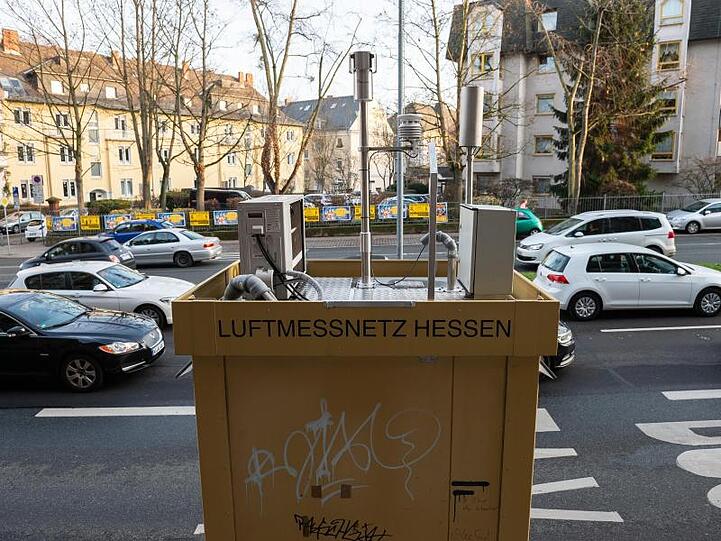 Autos fahren an einer Luftmessstation in der Schiersteiner Straße in Wiesbaden vorbei, der am stärksten belasteten Stadteinfahrt der hessischen Landeshauptstadt.