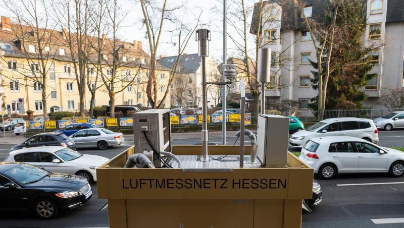 Autos fahren an einer Luftmessstation in der Schiersteiner Straße in Wiesbaden vorbei, der am stärksten belasteten Stadteinfahrt der hessischen Landeshauptstadt. Autos fahren an einer Luftmessstation in der Schiersteiner Straße in Wiesbaden vorbei, der am stärksten belasteten Stadteinfahrt der hessischen Landeshauptstadt.