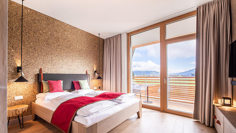 In den Naturzimmern mit ihrer wohngesunden Atmosphäre schöpfen die Urlauber neue Kraft. In den Naturzimmern mit ihrer wohngesunden Atmosphäre schöpfen die Urlauber neue Kraft.