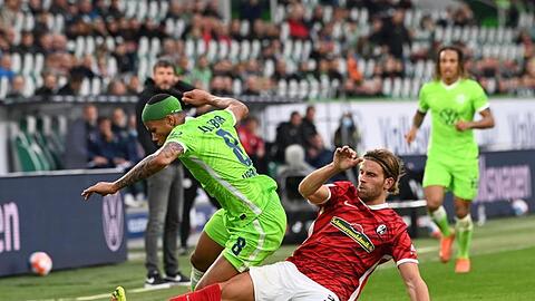 Wolfsburgs Aster Vranckx (l) spielt gegen Freiburgs Lucas Höler.