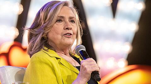 Hillary Clinton greift ein.