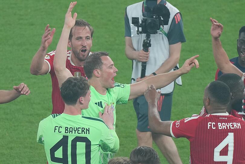 Während des Spiels noch zum Zuschauen verdammt, mutiert Manuel Neuer nach der Partie zum Feierbiest. Während des Spiels noch zum Zuschauen verdammt, mutiert Manuel Neuer nach der Partie zum Feierbiest.