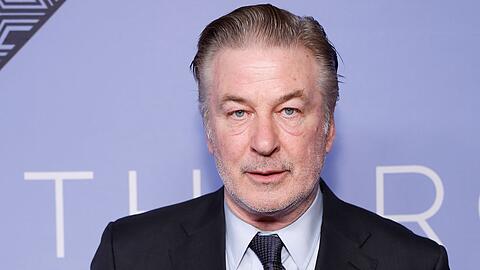 Alec Baldwin hat Kritik f&uuml;r seinen Nachruf auf Sam Neill einstecken m&uuml;ssen.