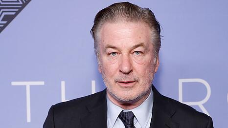 Alec Baldwin hat Kritik f&uuml;r seinen Nachruf auf Sam Neill einstecken m&uuml;ssen.