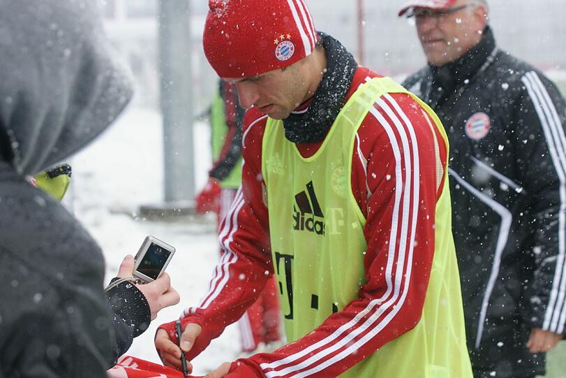 Am Dienstag hatten die Bayern an der Säbener Straße mit den widrigen Schneeverhältnissen zu kämpfen. Das Nachmittagstraining sagte Coach Jupp Heynckes aufgrund des Platzzustandes kurzfristig ab. Bastian Schweinsteiger hatte den Rasen mit erneut auftretenden Knieproblemen bereits zuvor verlassen müssen - die Bilder von der Säbener.