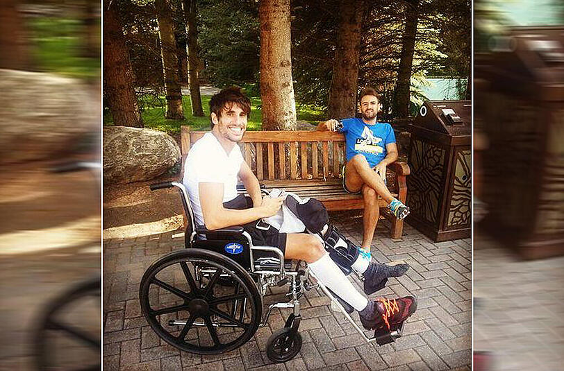Die Reha kann beginnen. Javi Martinez mit frisch operiertem Kreuzband in Vail, Colorado.