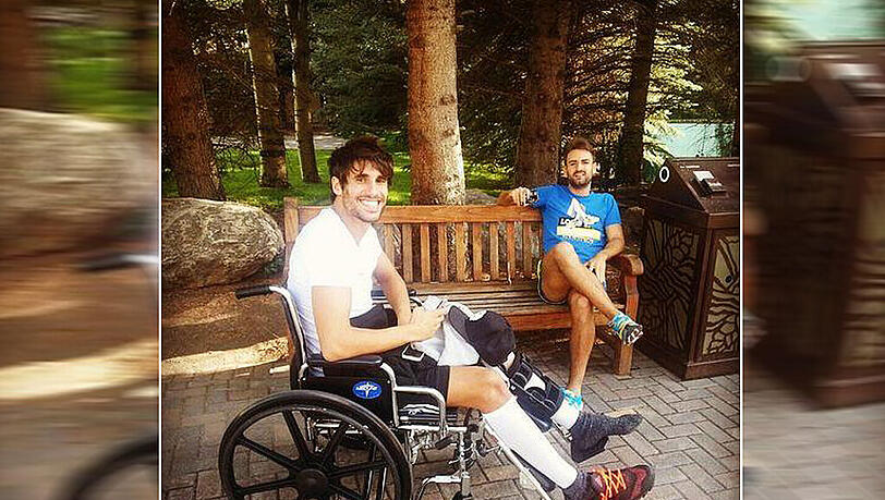 Die Reha kann beginnen. Javi Martinez mit frisch operiertem Kreuzband in Vail, Colorado. Die Reha kann beginnen. Javi Martinez mit frisch operiertem Kreuzband in Vail, Colorado.