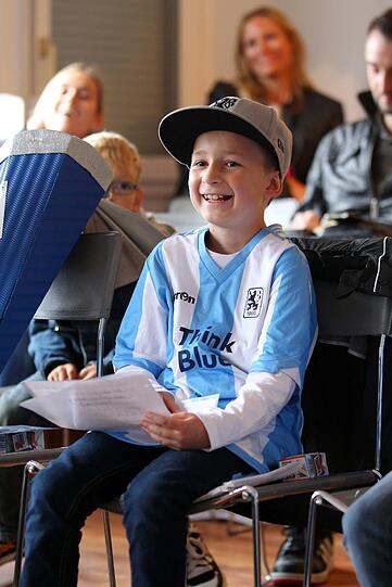 Hier durften zehn Schulkinder ihre Fragen an Youngster Maximilian Wittek und Löwen-Trainer Torsten Fröhling stellen.