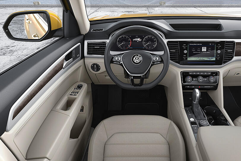 Die Armaturen sind klar strukturiert - typisch VW halt. Die Materialien wirken trotz des Kostendrucks hochwertig.
