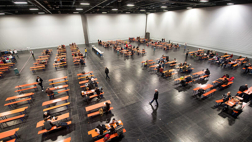 Eine Halle als Notunterkunft.
