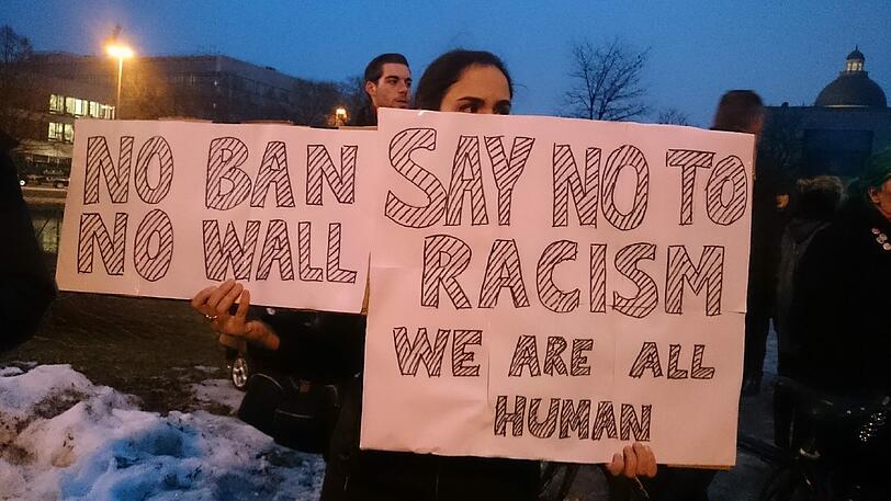 Titel der Plakate: "No ban no wall" und "Say no to rasicm we are all human"