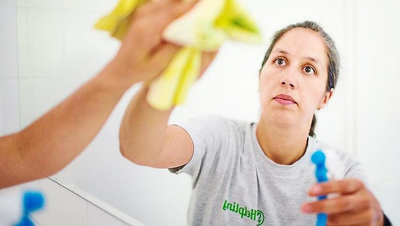 Viele Beschäftigte gehen aus purer finanzieller Not einem weiteren Job nach. Viele Beschäftigte gehen aus purer finanzieller Not einem weiteren Job nach.