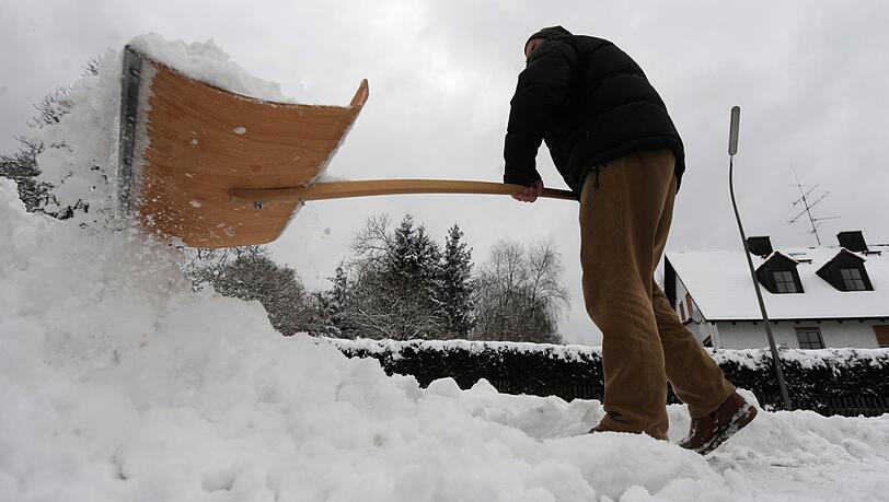 Schneeschippen - aber wie macht man's richtig? Schneeschippen - aber wie macht man's richtig?