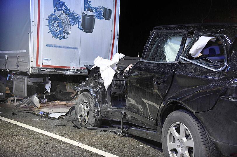 Ein 71-Jähriger ist in der Nacht auf Mittwoch mit seinem Volvo ungebremst in das Heck eines Sattelzuges gerast - er hatte keine Überlebenschance.