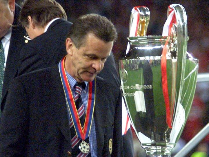 Der damalige Trainer des FC Bayern München, Ottmar Hitzfeld, geht im Jahr 1999 an der Trophäe vorbei. Foto: Kay Nietfeld/Archiv