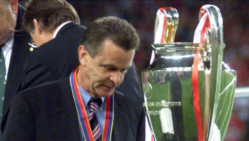 Der damalige Trainer des FC Bayern München, Ottmar Hitzfeld, geht im Jahr 1999 an der Trophäe vorbei. Foto: Kay Nietfeld/Archiv Der damalige Trainer des FC Bayern München, Ottmar Hitzfeld, geht im Jahr 1999 an der Trophäe vorbei. Foto: Kay Nietfeld/Archiv