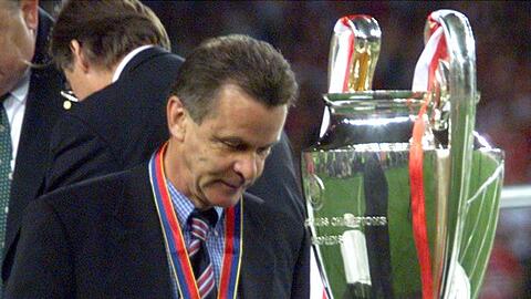 Der damalige Trainer des FC Bayern München, Ottmar Hitzfeld, geht im Jahr 1999 an der Trophäe vorbei. Foto: Kay Nietfeld/Archiv