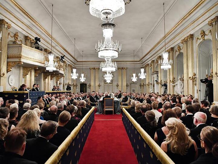 Mitglieder der Schwedischen Akademie sitzen auf der jährlichen Hauptversammlung im Gebäude der Alten Börse (Archivbild).