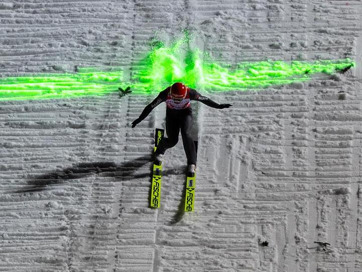 Markus Eisenbichler landet nach seinem Sprung.