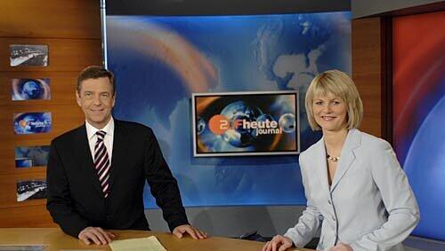 Claus Kleber und Gundula Gause im Studio des „heute-journal“. Die 42-Jährige präsentiert seit 15 Jahren die Nachrichten. Claus Kleber und Gundula Gause im Studio des „heute-journal“. Die 42-Jährige präsentiert seit 15 Jahren die Nachrichten.